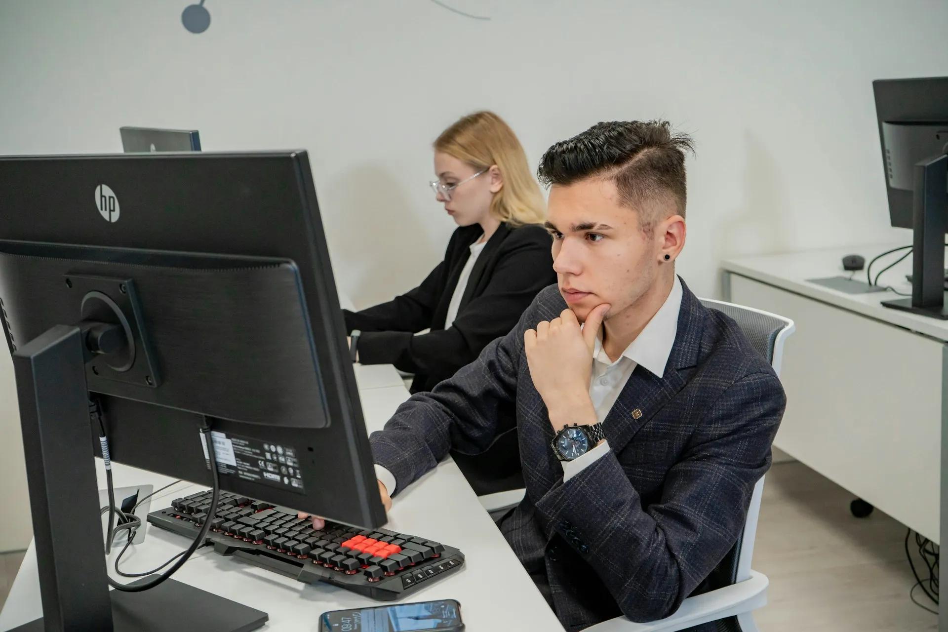 Recepcionista utilizando la plataforma UR-Pass en su computadora para validar el acceso de un visitante